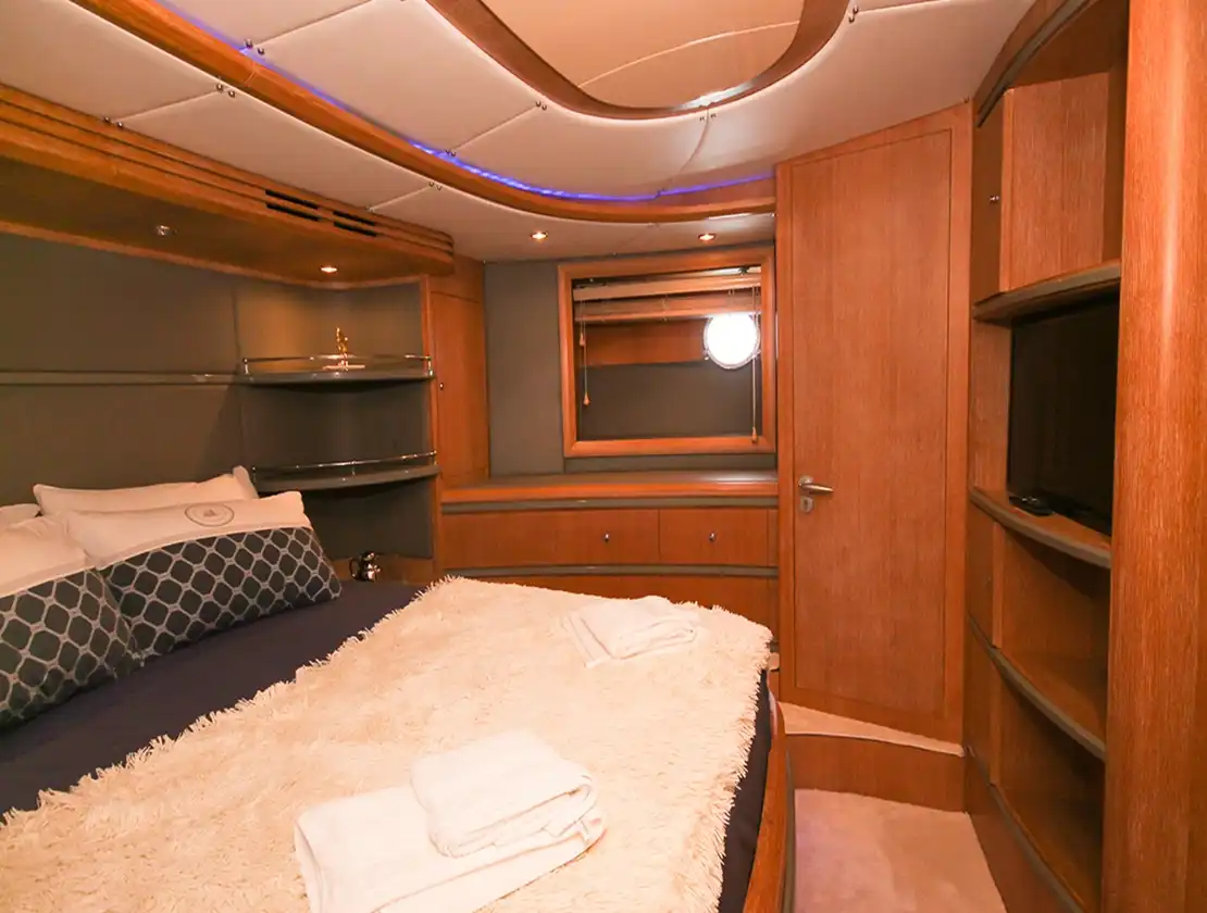 Antalya Yacht Rental Azimut Leonardo 98 
